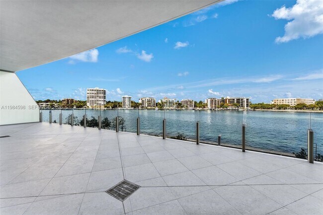 Foto del edificio - 5 Grove Isle Dr