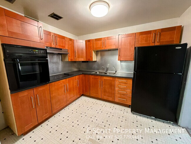 Building Photo - 2801 W Glenrosa Ave
