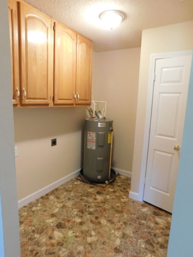 Building Photo - Cozy Home