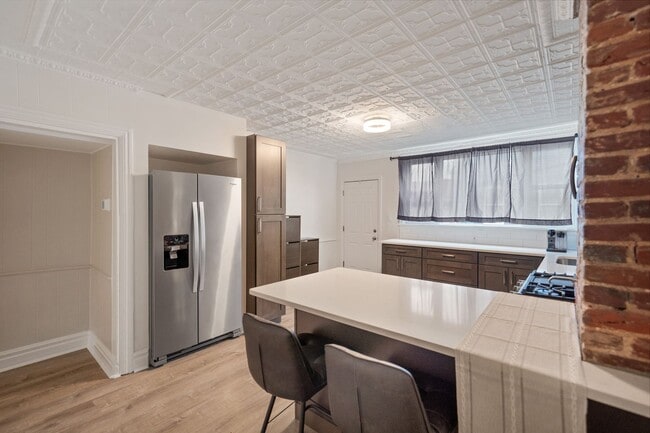 Foto del edificio - Tastefully updated  2-Bed, 1-Bath Gem in Troy Hill!