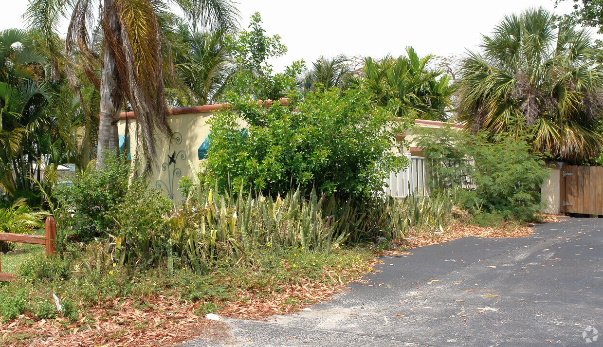 Building Photo - 202 NE 22nd Ave