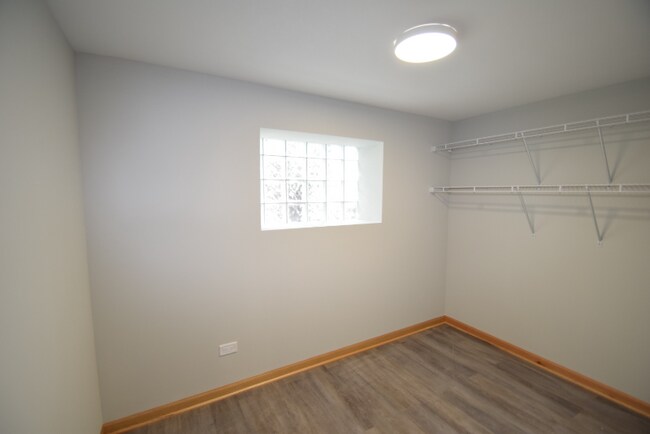 Building Photo - 2254 W Farragut Ave