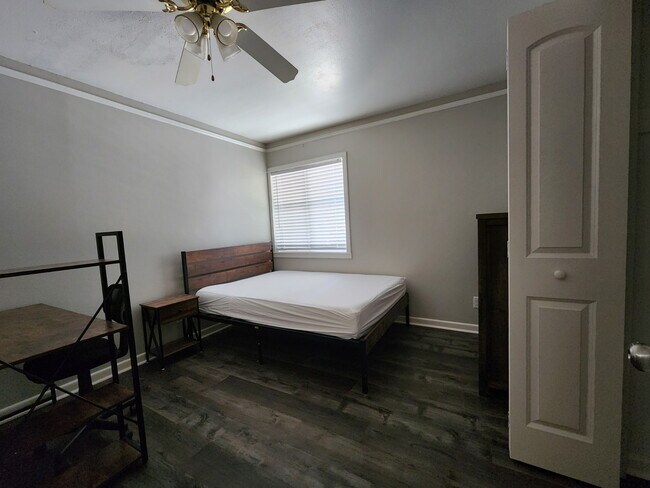 Foto del edificio - 718 W College St