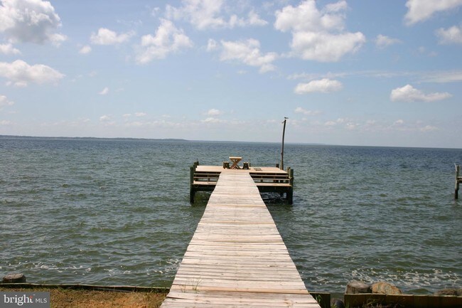 Foto del edificio - 18309 River Hill Rd