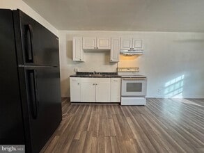 Building Photo - 222 Long Ln