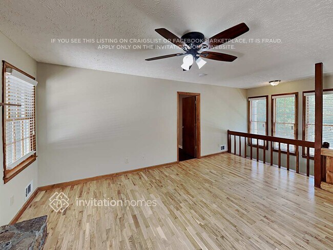Foto del edificio - 155 W Mountain Oak St