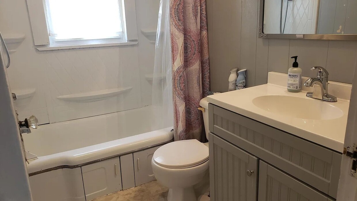 Building Photo - Charming 2BR House in Kingsport