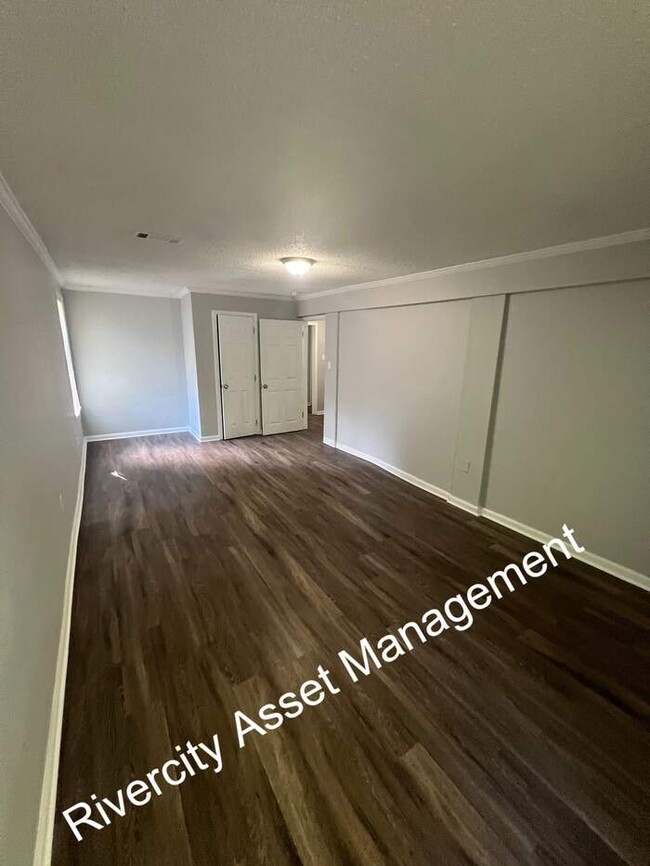 Building Photo - BEAUTIFULLY RENOVATED 5 BEDROOM HOME!!!! S...