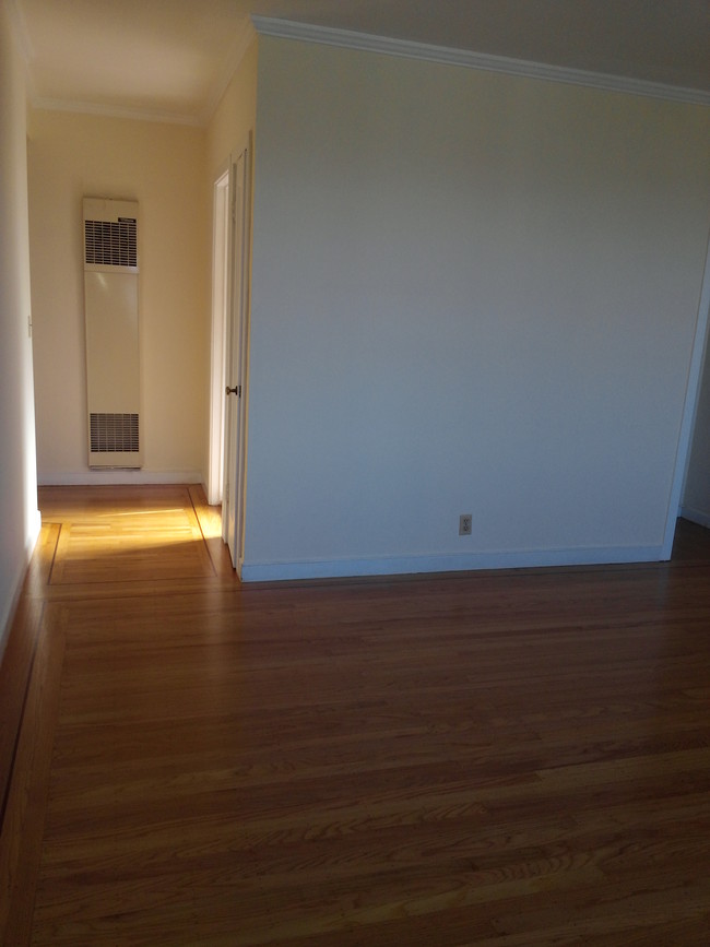Hall way - 139 Ripley St