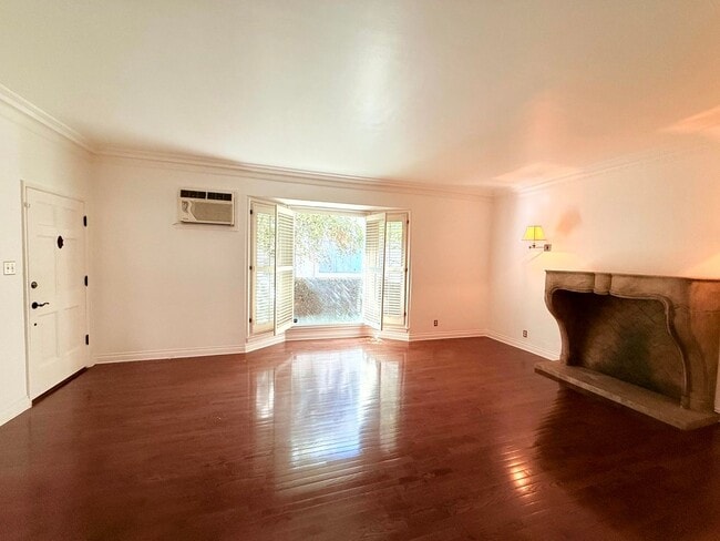 Building Photo - Very Unique Spacious sleek One Bedroom - O...