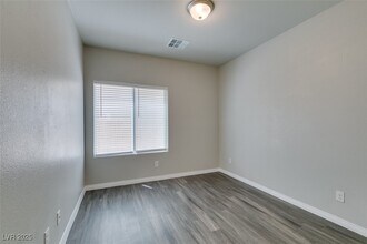 Building Photo - 945 Willow Berry Ave