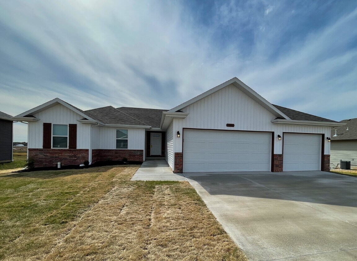 340 W Frst Holw St, Rogersville, MO 65742 Room for Rent in