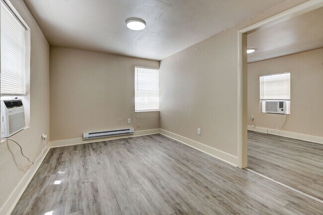 Foto del edificio - Charming Home Near Midtown: Wood Flooring ...