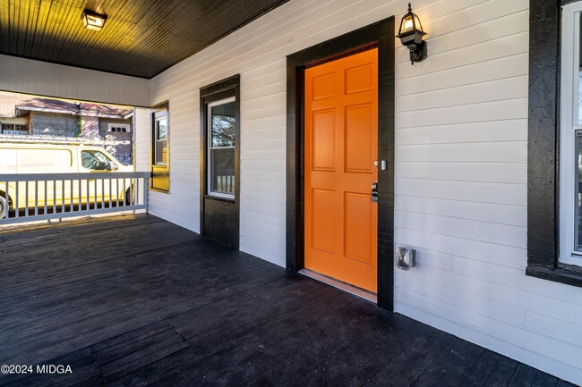 Building Photo - 3520 Log Cabin Dr