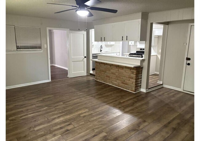Foto del edificio - 4825 Brinkley St