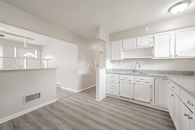 Building Photo - 1137 Maple Ave