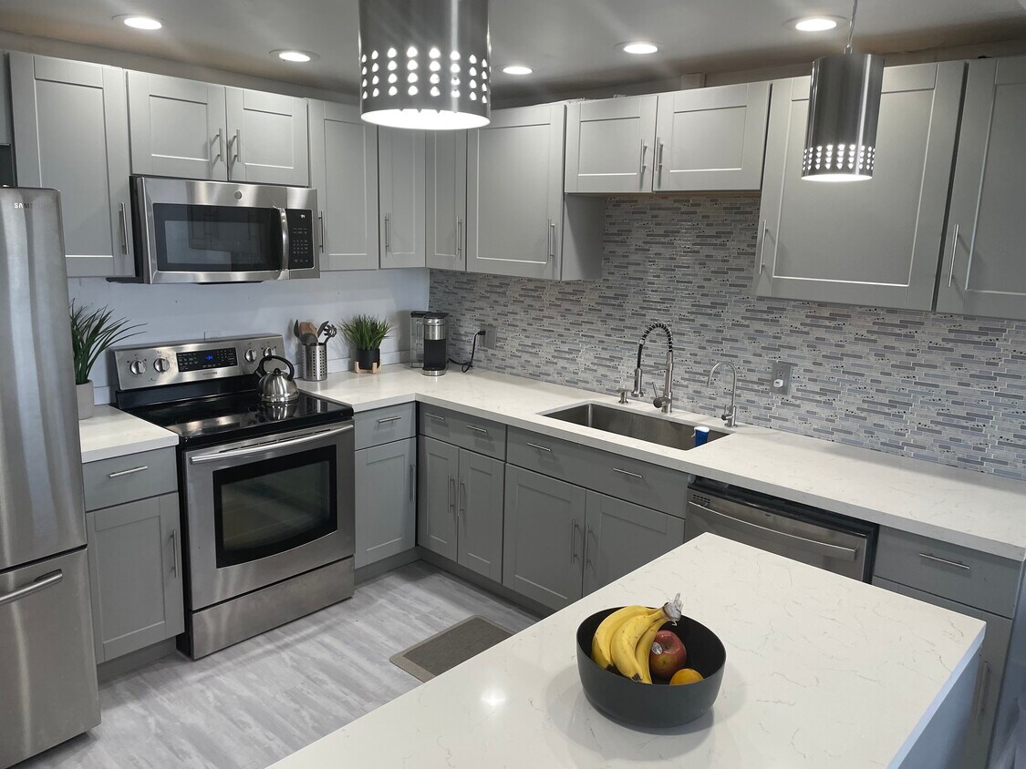 Cocina completamente amueblada, platos, vasos, cafetera! - 13499 Biscayne Blvd