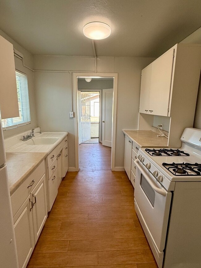 Building Photo - Available Now! 1 Bedroom House