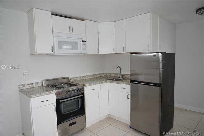 Building Photo - 2700 SW 33rd Ct