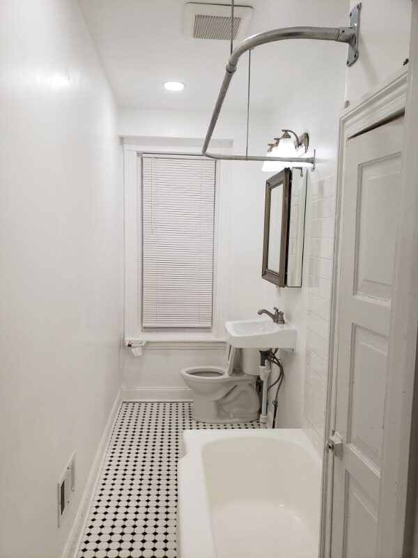 Foto del edificio - 329 W School House Ln