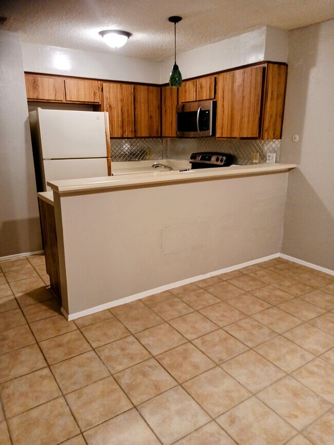Esta es una hermosa propiedad recientemente renovada. Está en una excelente ubicación en el corredor petrolero de Houston. - 2932 Meadowgrass Ln