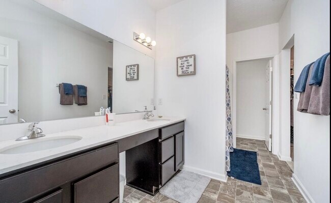 Foto del edificio - 5304 Maywood Dr