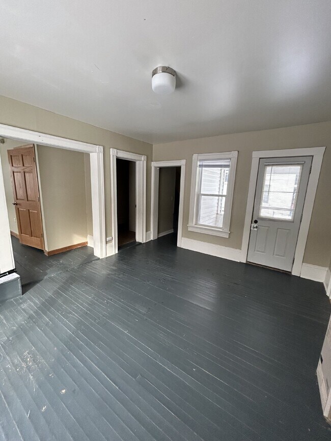 Foto del edificio - 4 bed 1 bath close to Water St, biking/walking trails, and Sonnentag, Available June 1st!