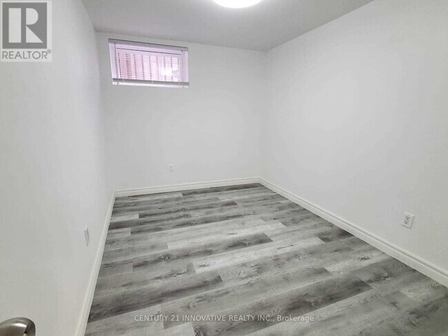 Building Photo - 991 Hortop St