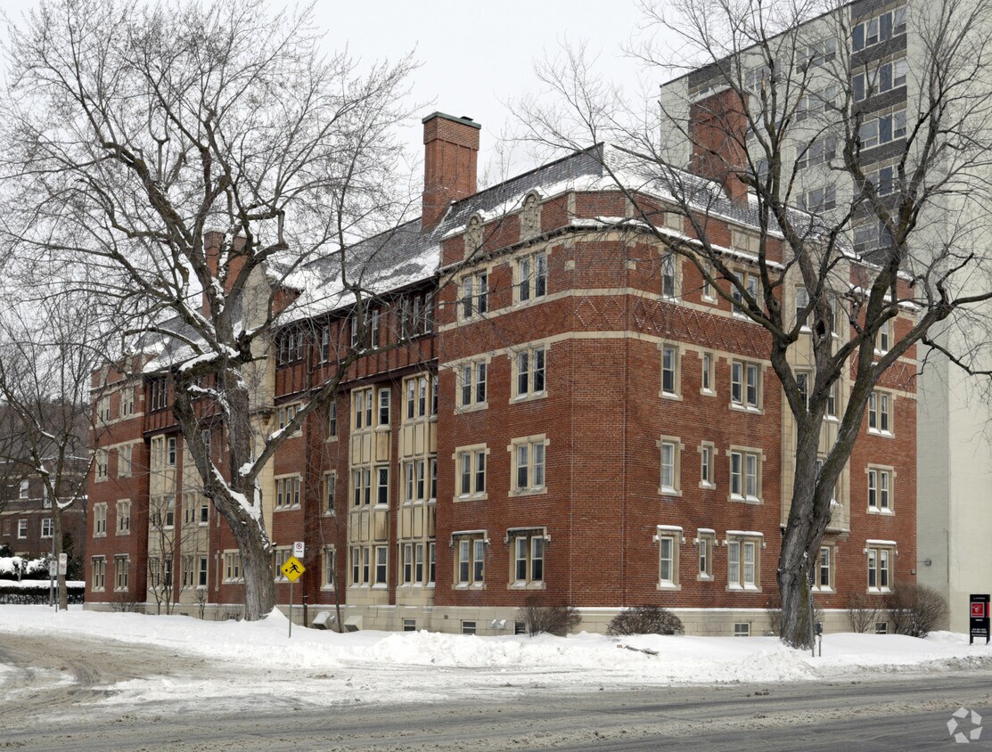 Primary Photo - 3055 Sherbrooke W