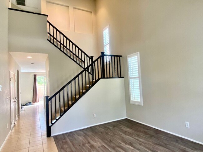 Foto del edificio - NEWLY PAINTED 2 BED, 3 BATH HOME IN NORTH ...