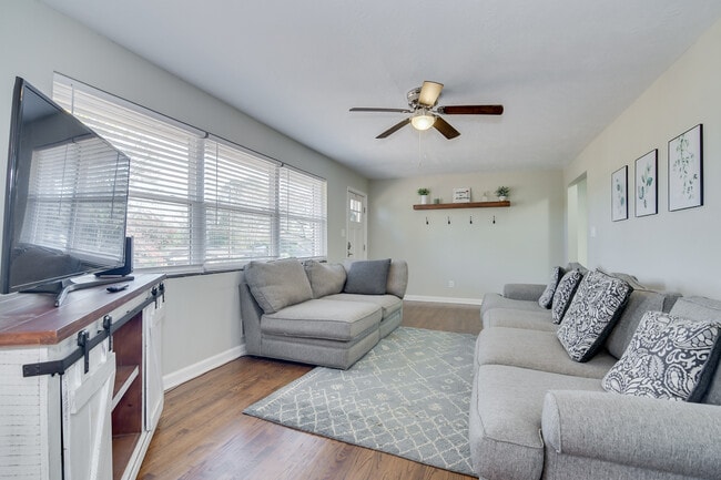 Foto del edificio - 2426 Brentwood Pl