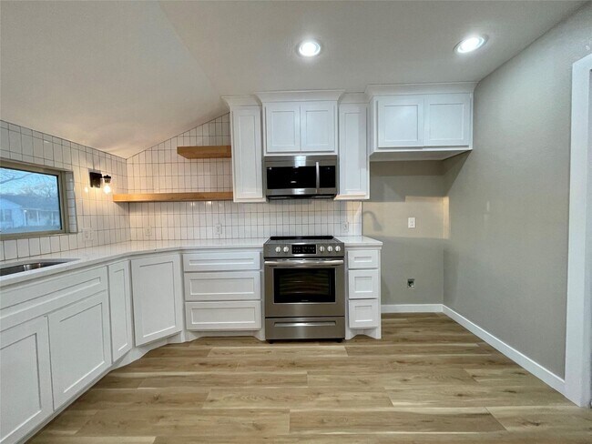 Building Photo - 3 bed 2 bath; Beautifully updated!