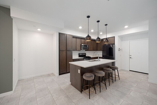 Foto del edificio - Perfectly located 4-bedroom townhouse in c...