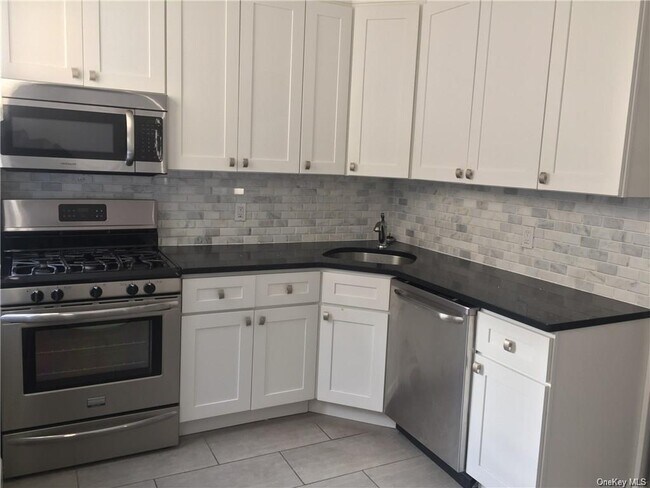 Foto del edificio - 446 W 259th St