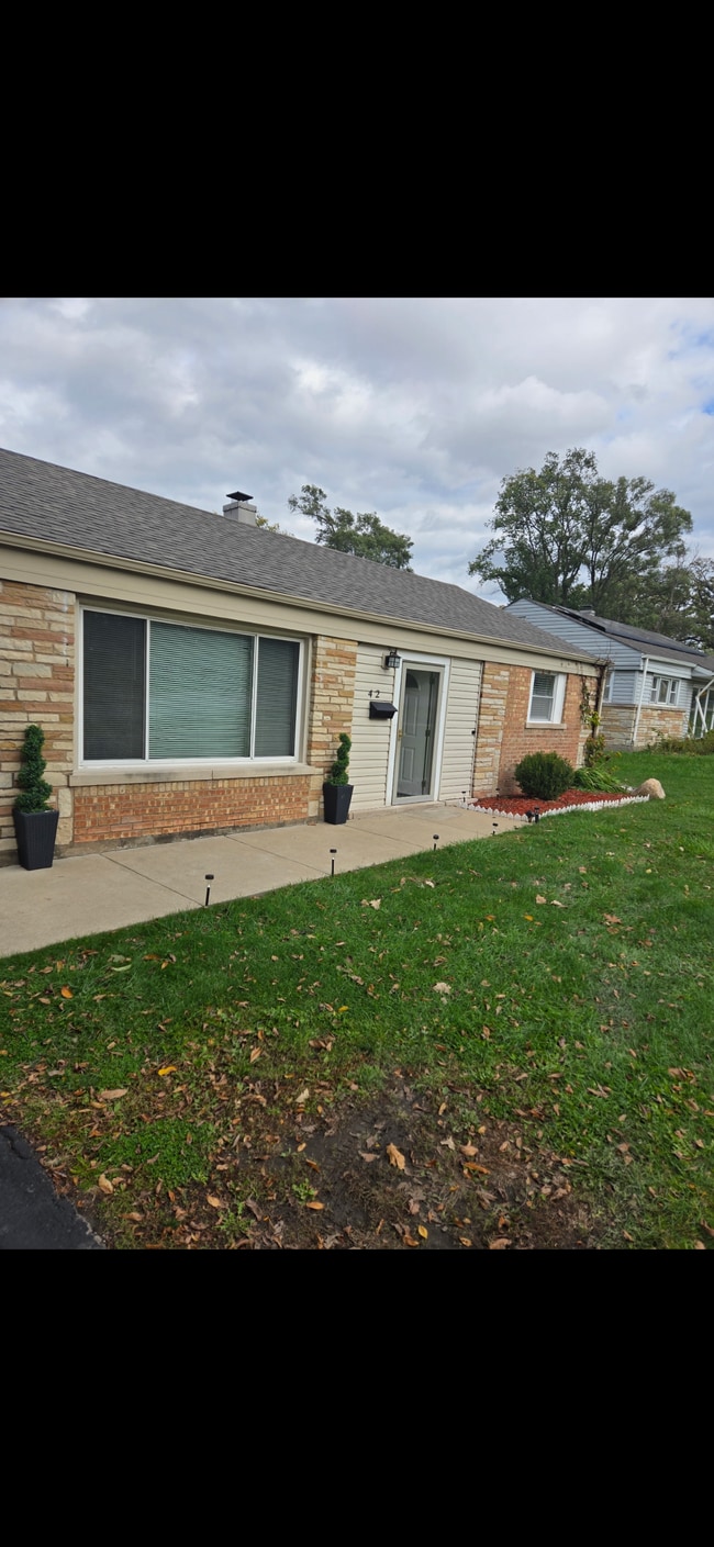 Side of the house - 42 Sauk Trl