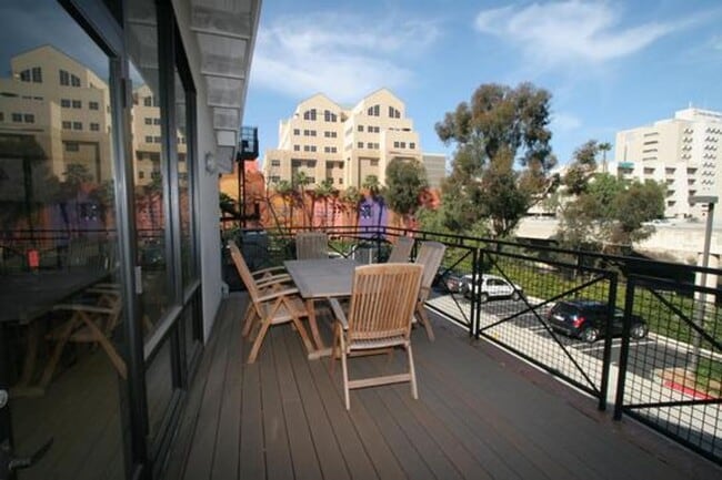 Building Photo - Gated Cable Building loft - Excellent loca...