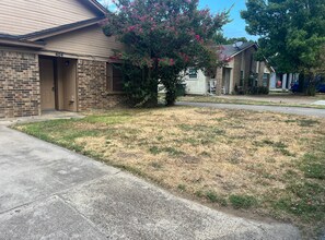 Building Photo - 404 Jordan Ln