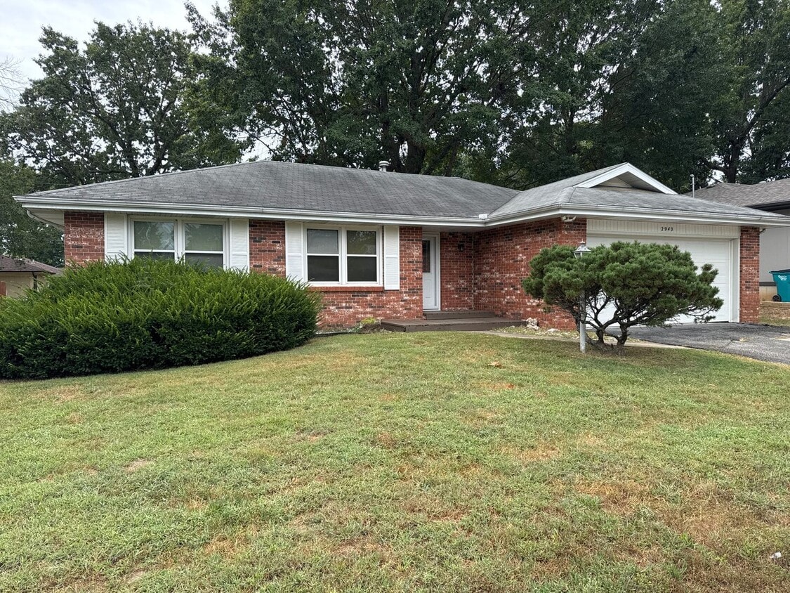 Primary Photo - 3 Bedroom 2 Bath 2 Car Garage! Southeast! ...