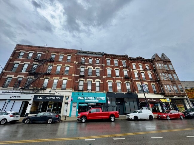 Building Photo - 1549 W Chicago Ave