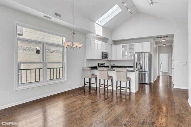 Building Photo - This beautiful 2 bed / 2 bath penthouse in...