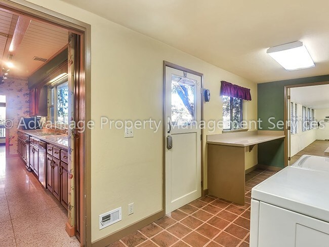 Foto del edificio - 737 Happy Valley Rd