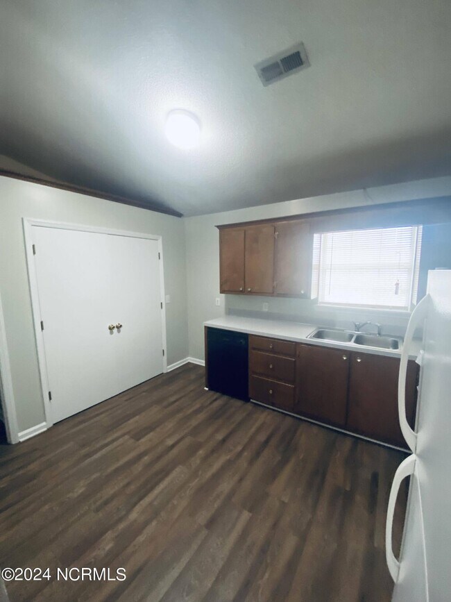 Foto del edificio - 1209 E Fire Tower Rd