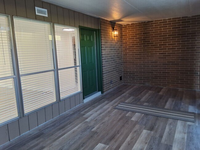 Building Photo - Knoxville 37923 - 2 bed 2 bath condo - call Sharon Arnwine 865-313-7215
