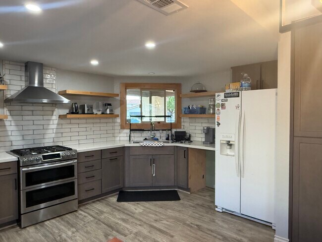 Foto del edificio - 305 Chaplin Cir