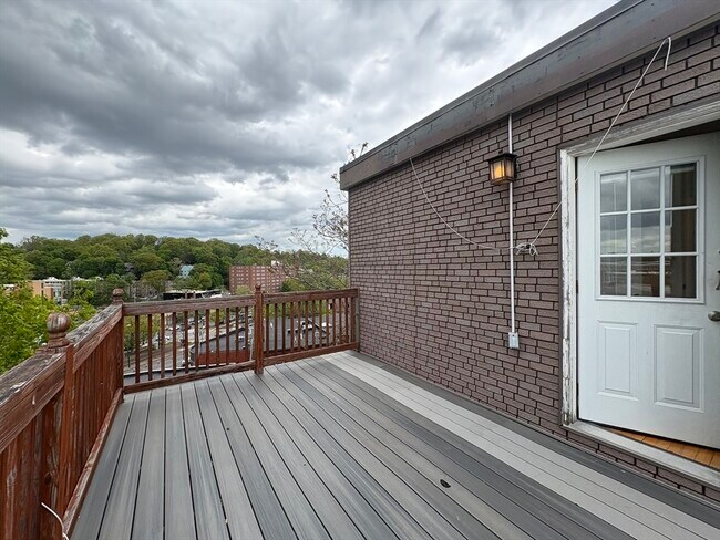 Foto del edificio - 190 Winthrop Rd