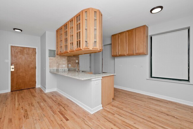 Foto del edificio - One Bedroom Unit in South Shore - Move In Fee Special