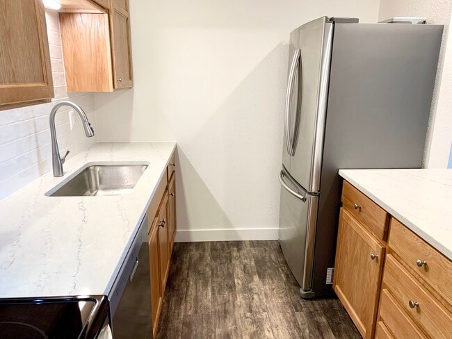 Kitchen - 2020 W Plum St