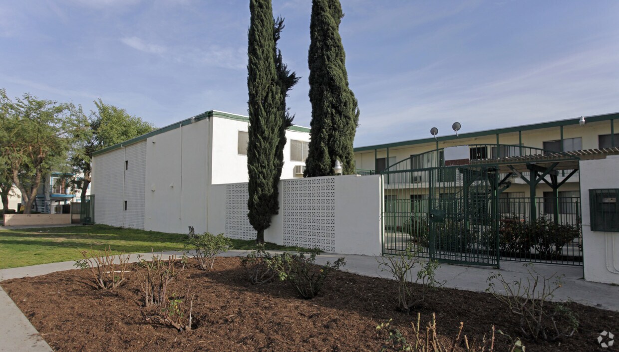 Foto del edificio - Rose Garden Apartments