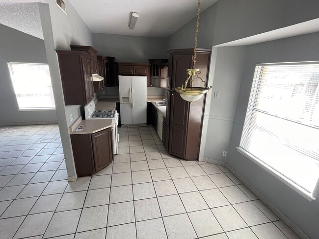 Building Photo - SPACIOUS EASTSIDE HOME