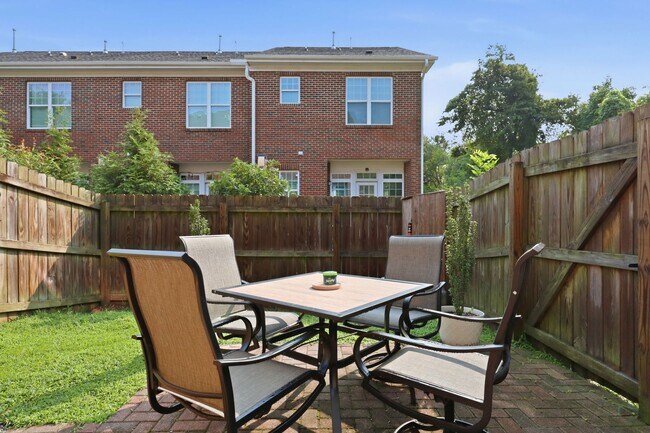 Foto del edificio - Fully Furnished Option Available | Modern End-Unit Townhome | Prime Raleigh Location